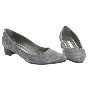 Manolo Blahnik Lisqui Gray Quilted Suede Pumps Size 35.5